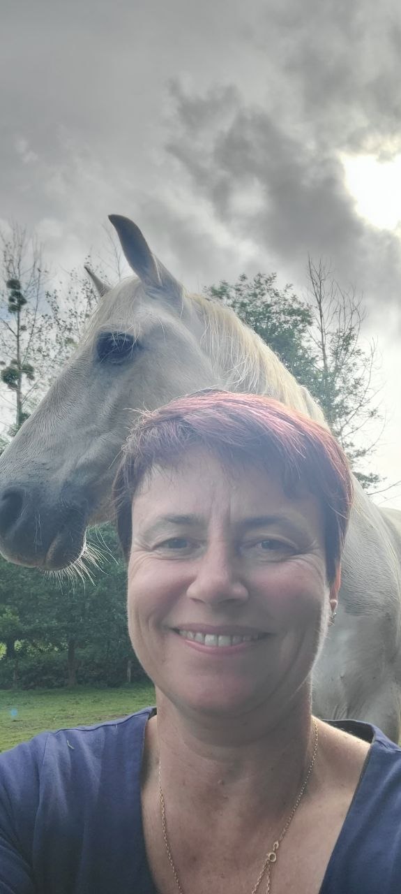 Maryline Eudes avec un cheval dans la nature